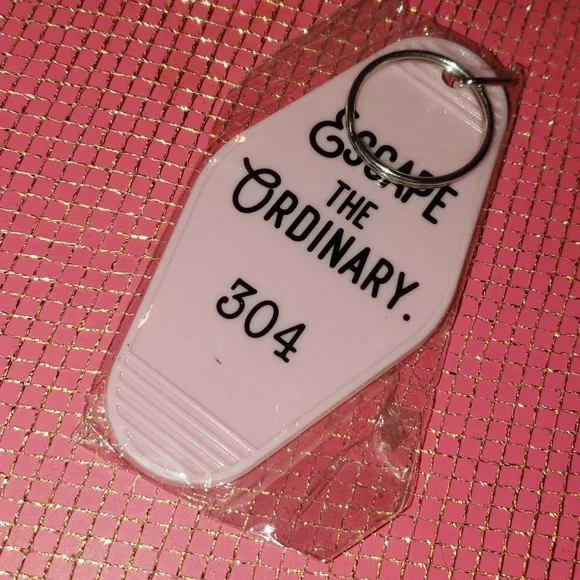 ❇️Medusa's Makeup Retro Motel Themed Keychain NWT/SEALED - Picture 5 of 5